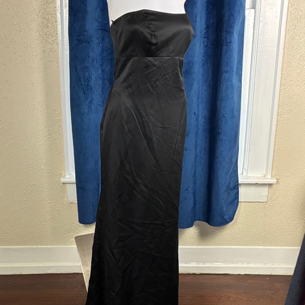 Chic Black Strapless Gown